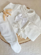 Ensemble complet naissance 0/3 mois, blanc avec détails et noeud satiné blanc