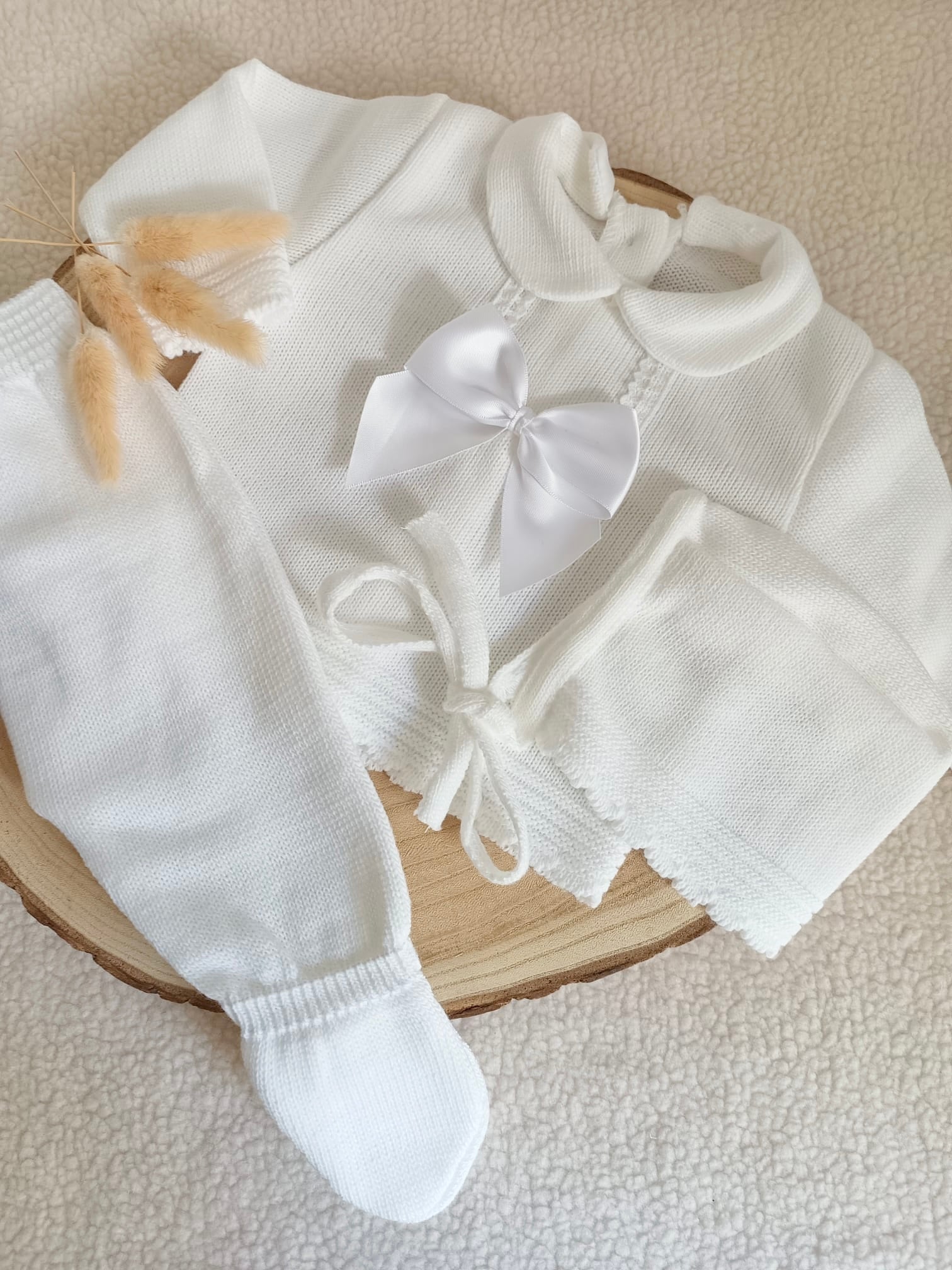Ensemble complet naissance 0/3 mois, blanc avec détails et noeud satiné blanc