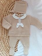 Ensemble complet naissance 0/3 mois, beige avec détails et noeud satiné blanc + dentelle