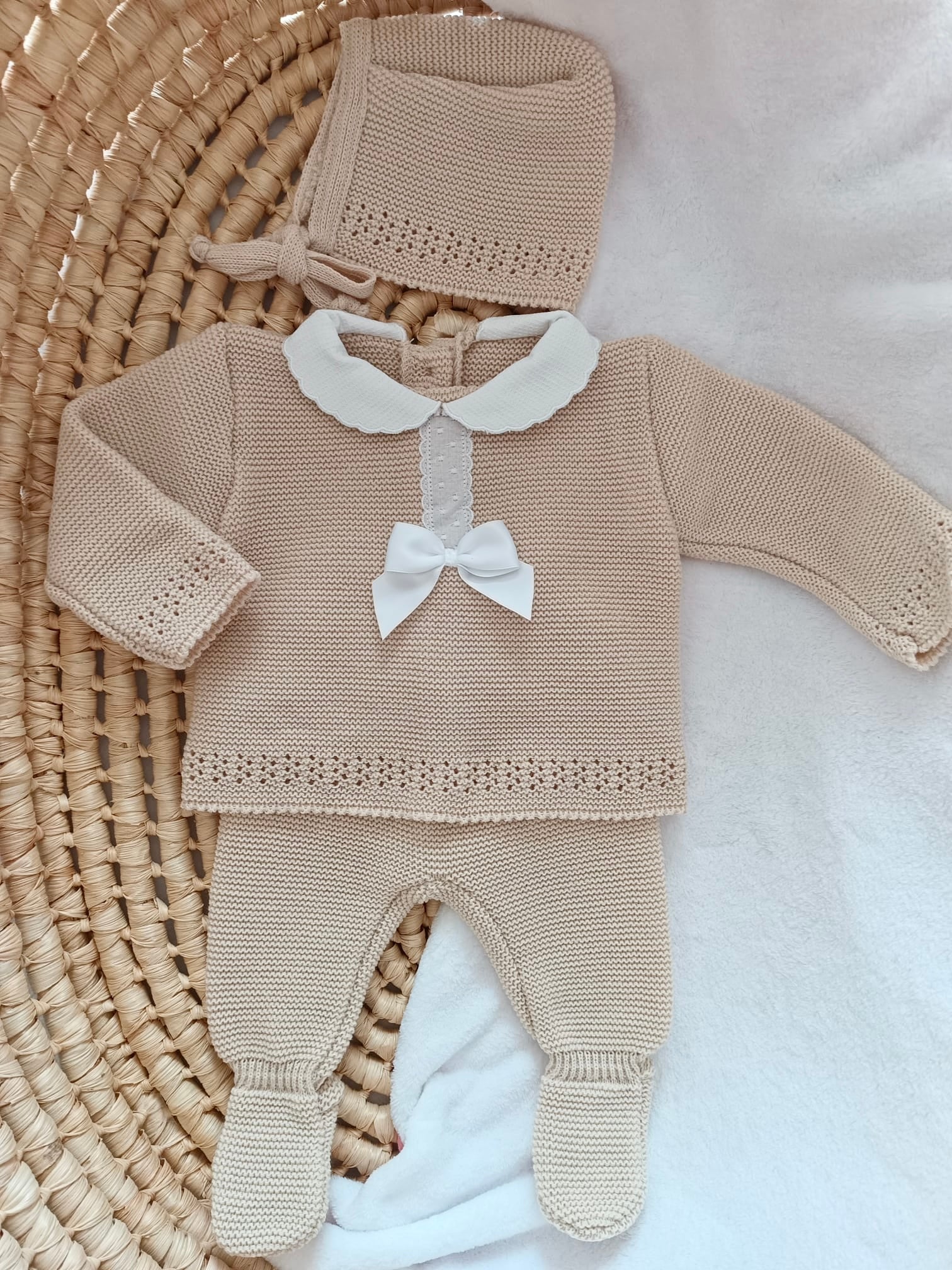 Ensemble complet naissance 0/3 mois, beige avec détails et noeud satiné blanc + dentelle