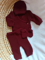 Tenue naissance 0/3 mois en maille bordeaux - personnalisable
