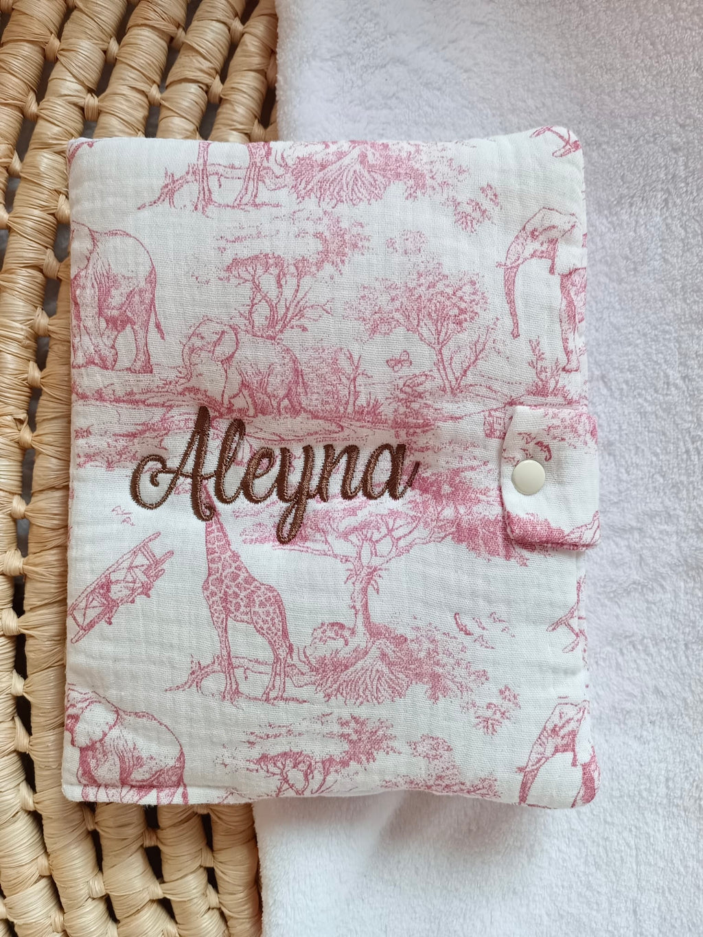 Protège carnet de santé en gaze de coton safari tons rose/fushia - personnalisable -