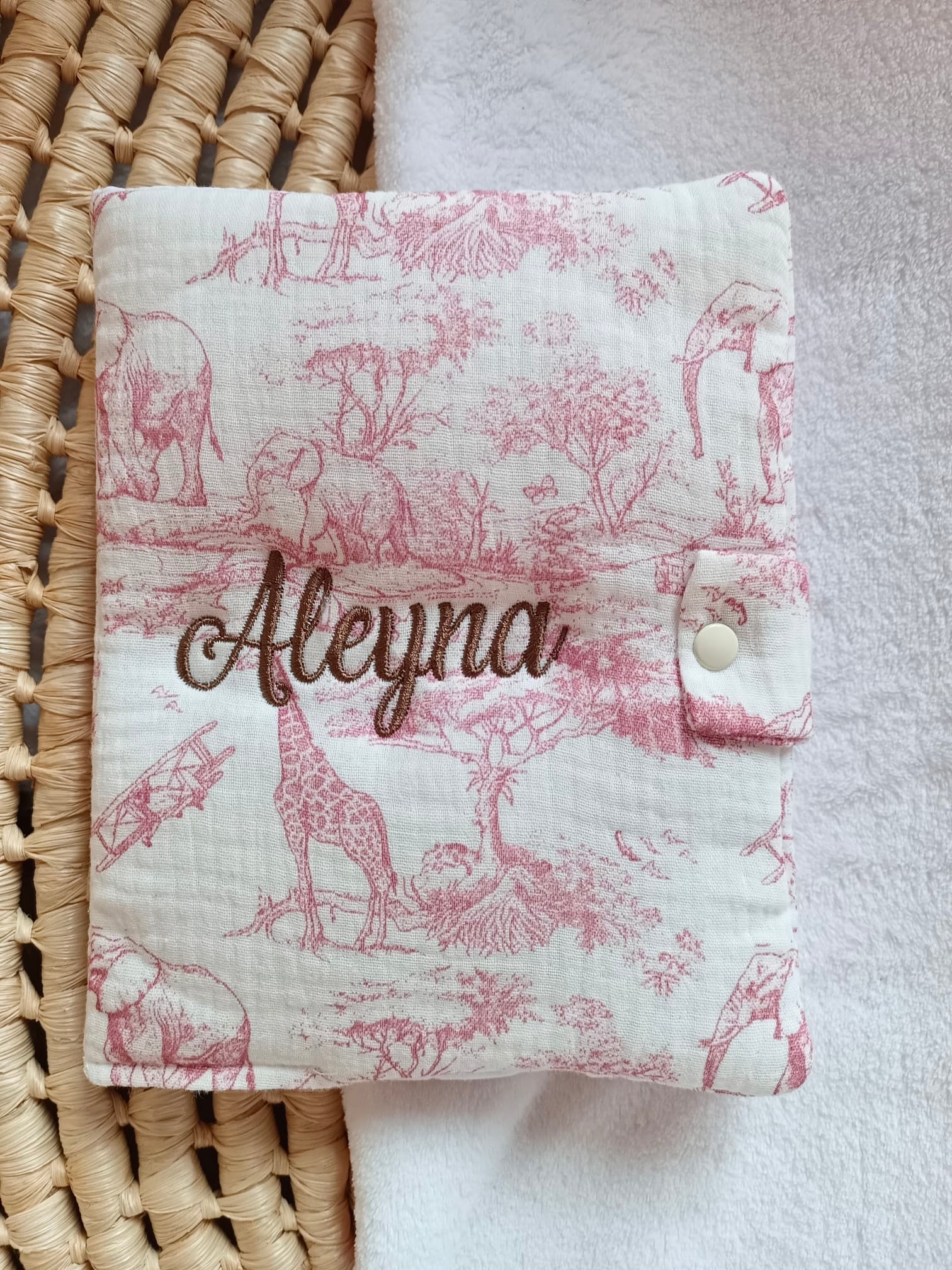 Protège carnet de santé en gaze de coton safari tons rose/fushia - personnalisable -