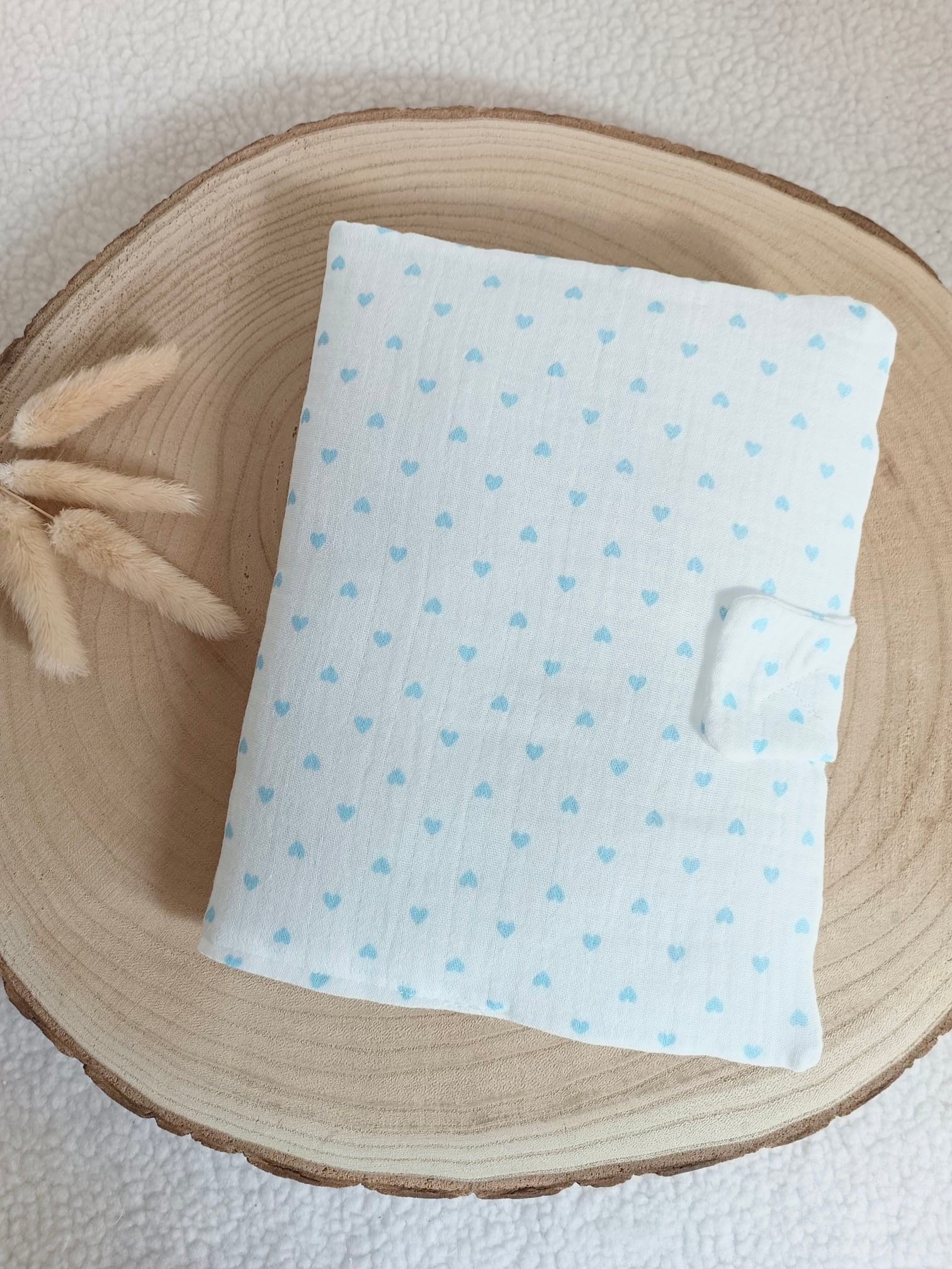 Protège carnet de santé avec cœurs bleu ciel - personnalisable -