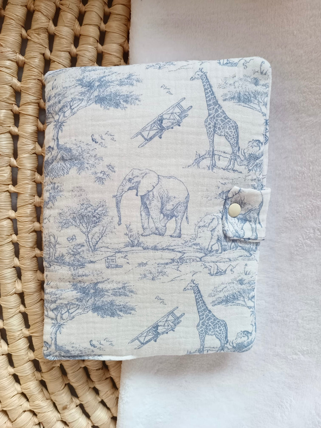 Protège carnet de santé en gaze de coton safari tons bleuté- personnalisable -