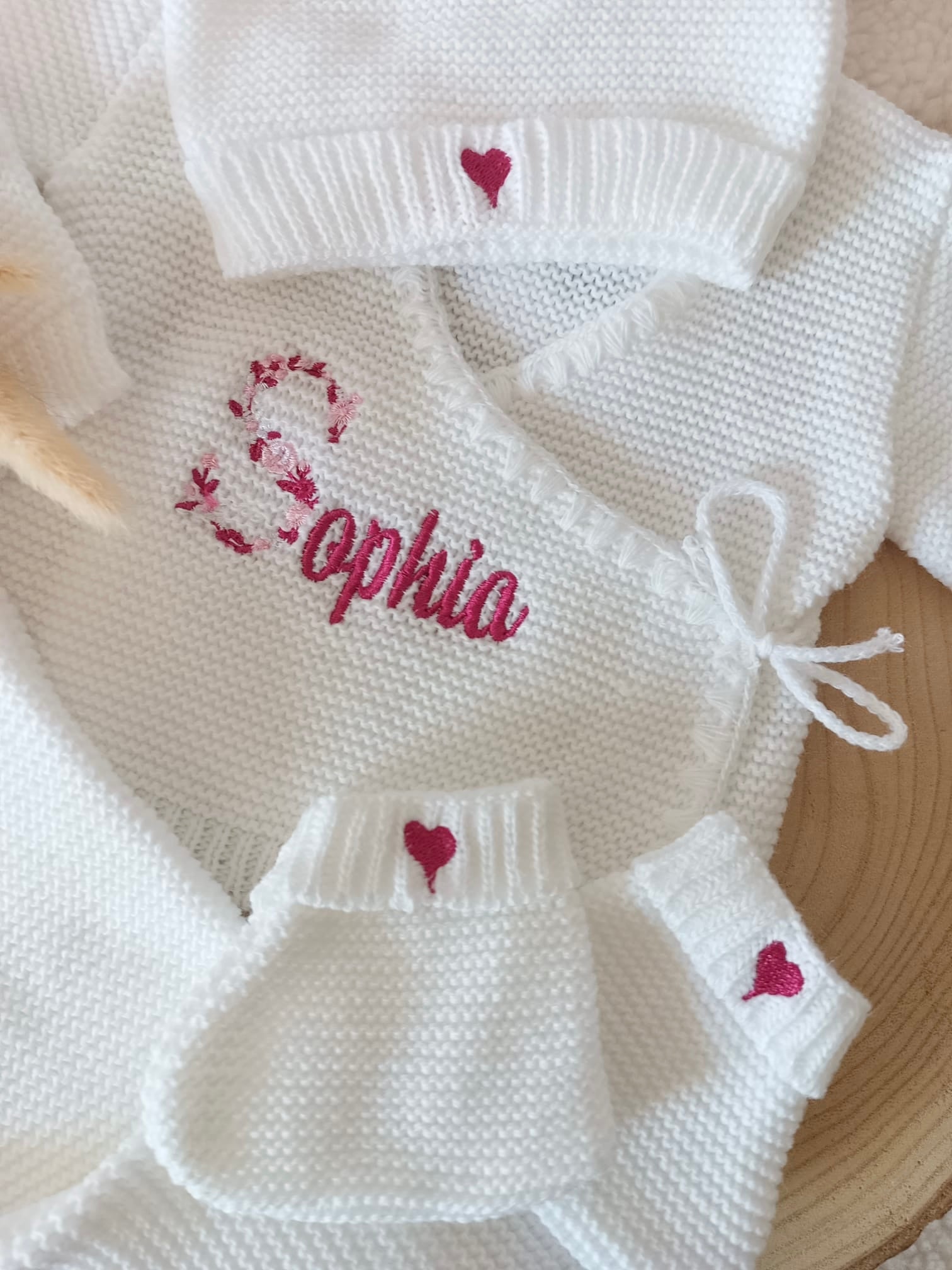 Tenue naissance blanc 0/3 mois - avec Lettre Fleuries à personnaliser + coeurs - personnalisable -