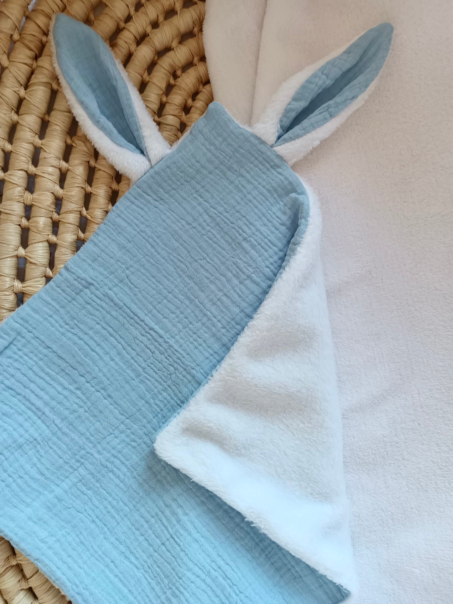 Doudou lange gaze de coton et polaire - bleu ciel- personnalisable -
