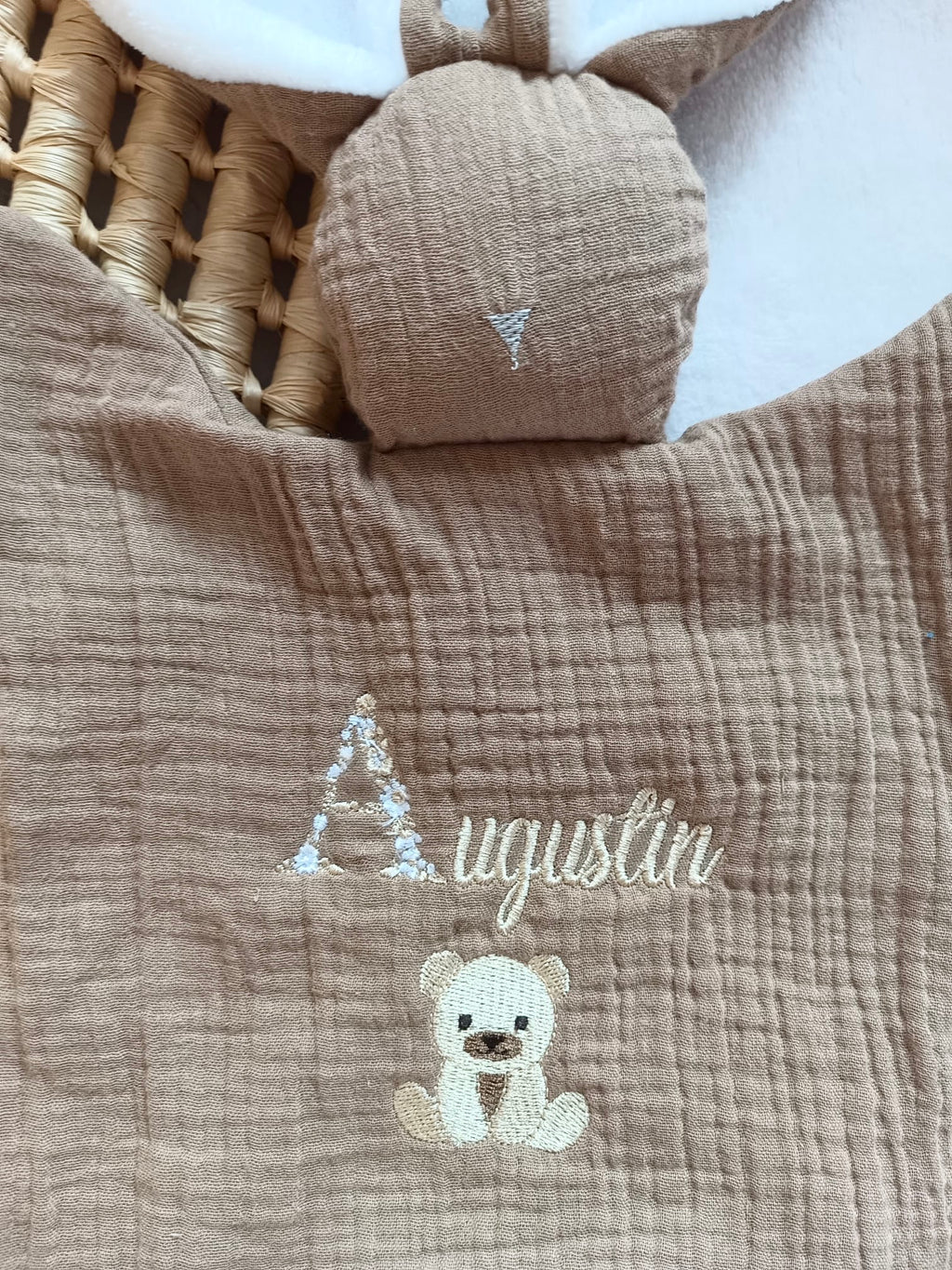 Doudou lapin avec oreilles polaire blanche en gaze de coton marron