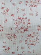 Nid d'ange en gaze de coton et polaire fleurs de coton tons bordeaux/framboise