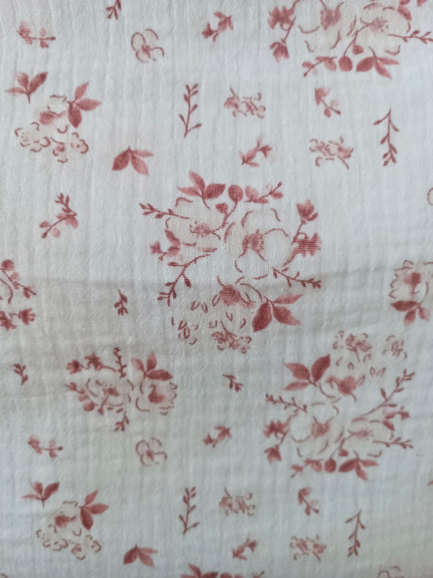 Nid d'ange en gaze de coton et polaire fleurs de coton tons bordeaux/framboise