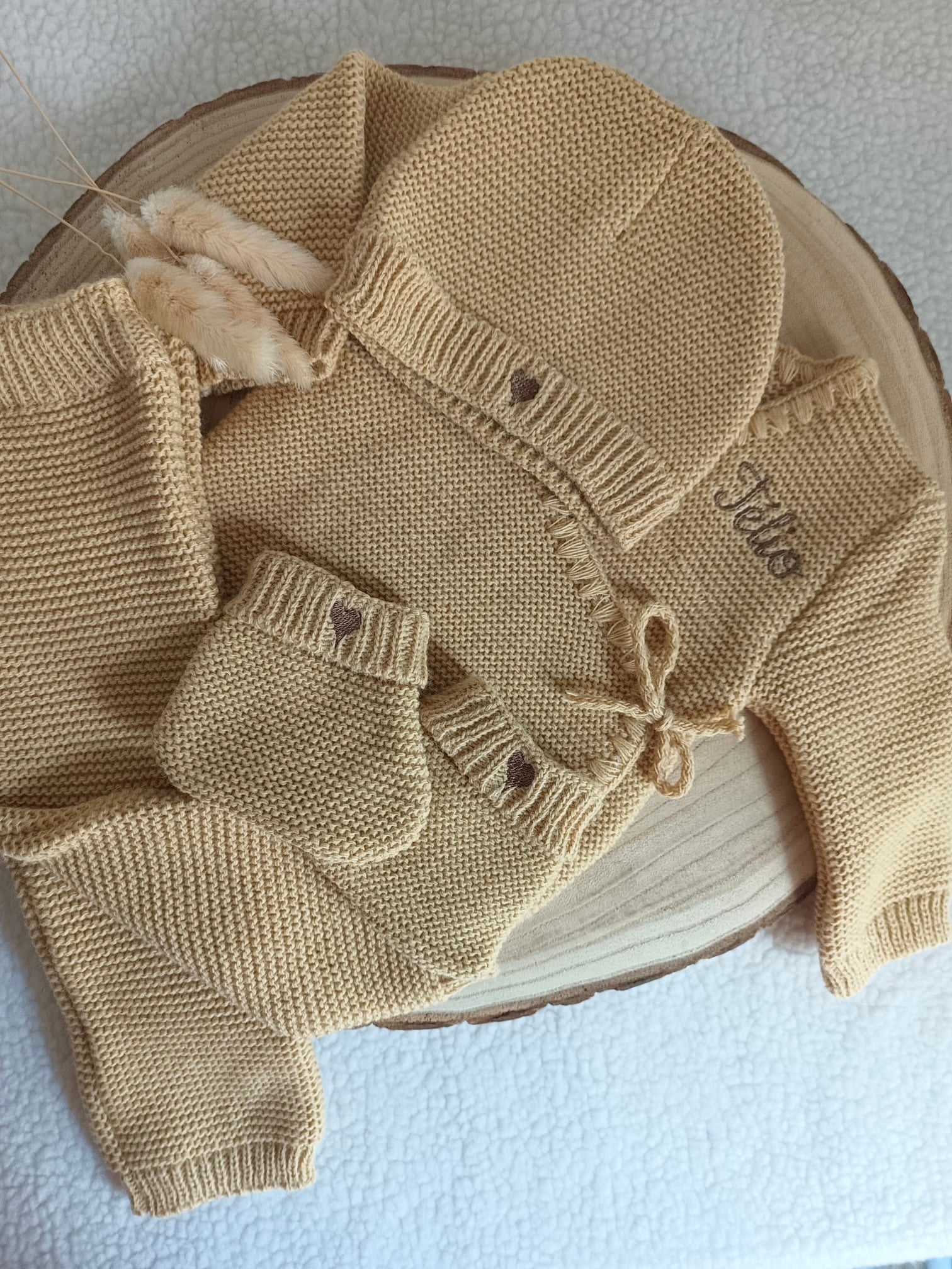 Tenue naissance 0/3 mois en maille camel - personnalisable