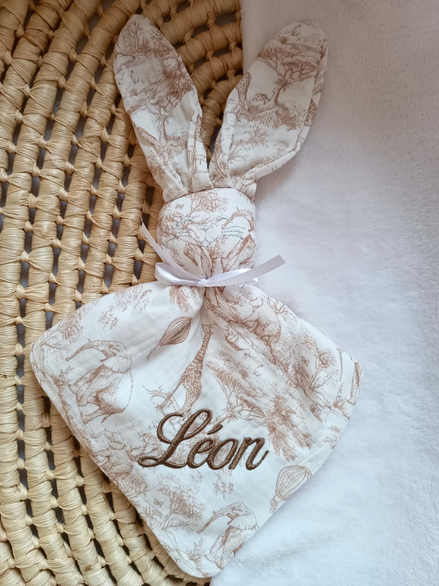 Doudou lapin en gaze de coton safari tons beige - personnalisable -