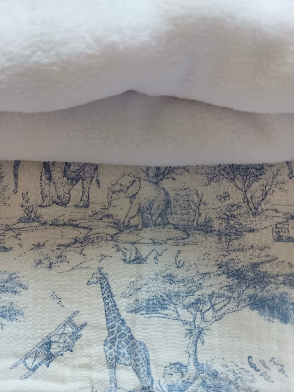 Couverture en gaze de coton safari tons bleuté et polaire blanc - personnalisable -