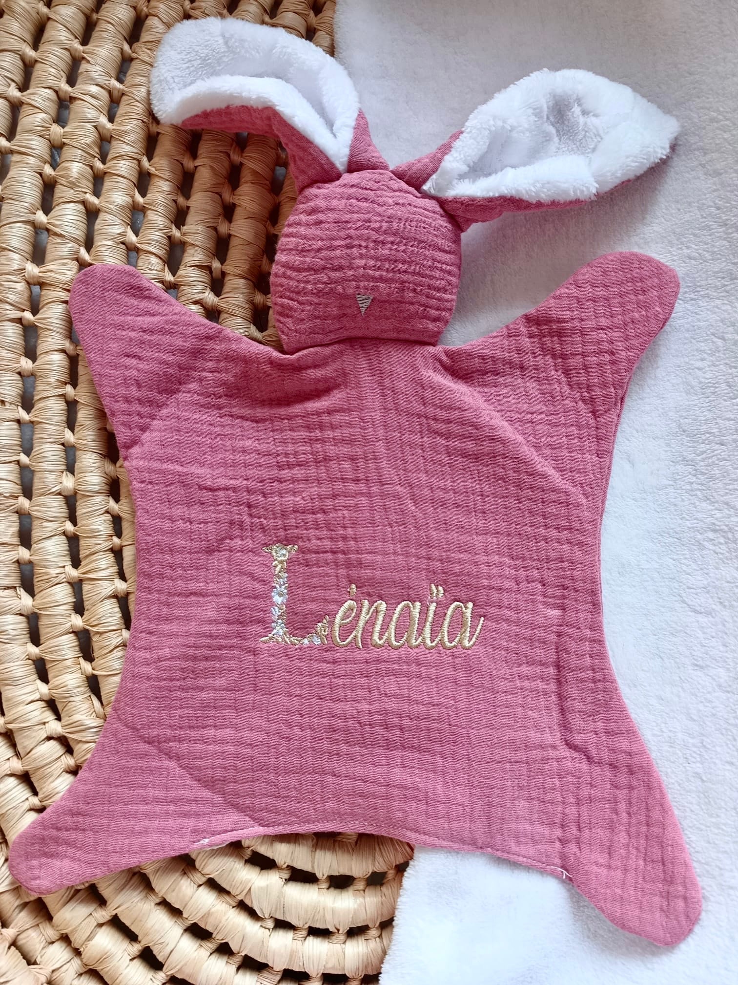 Doudou lapin avec oreilles polaire blanche gaze de coton framboise