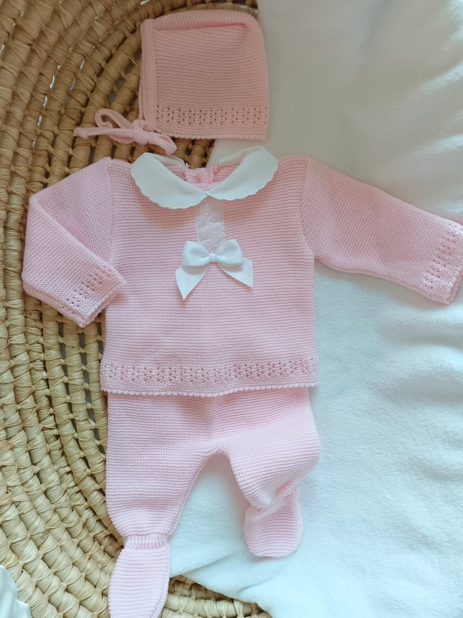 Ensemble complet naissance 0/3 mois, rose avec détails et noeud satiné blanc + dentelle