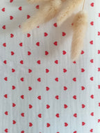 Couverture en gaze de coton blanc et polaire avec cœurs rouge - personnalisable -