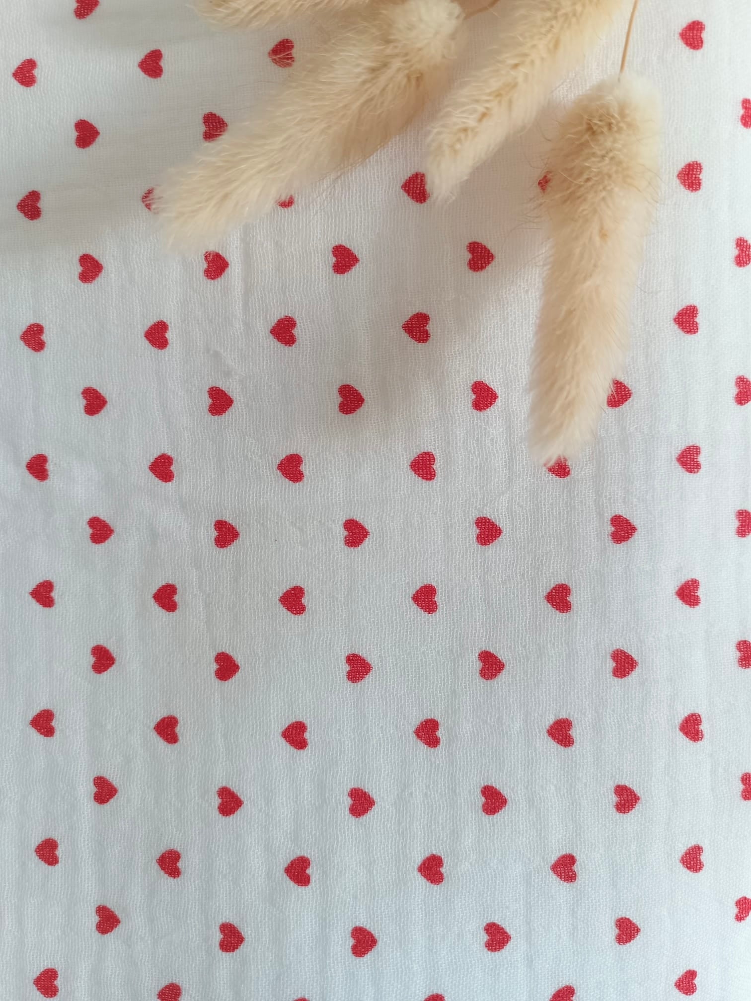 Couverture en gaze de coton blanc et polaire avec cœurs rouge - personnalisable -