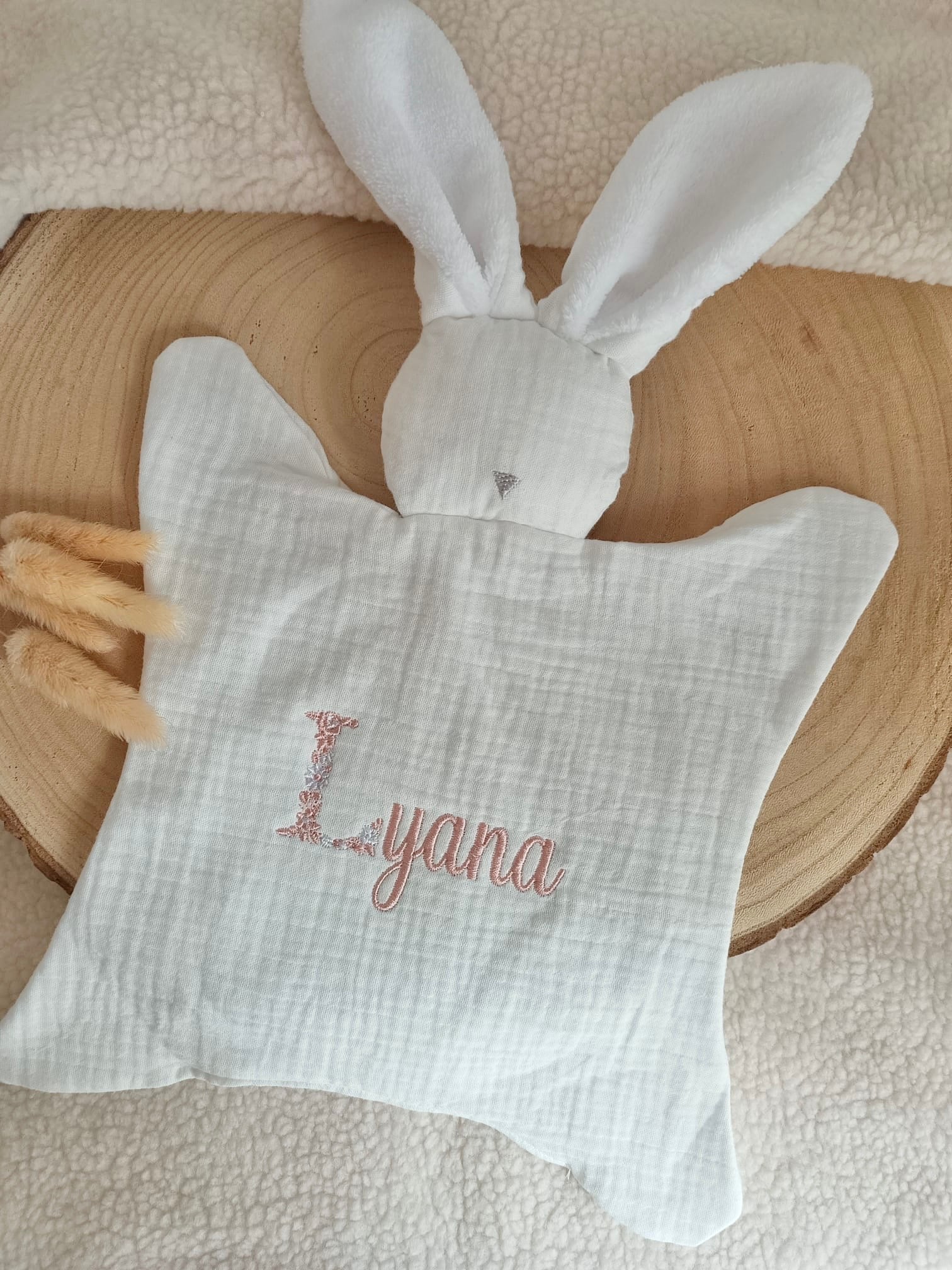 Doudou lapin avec oreilles polaire blanche en gaze de coton blanc