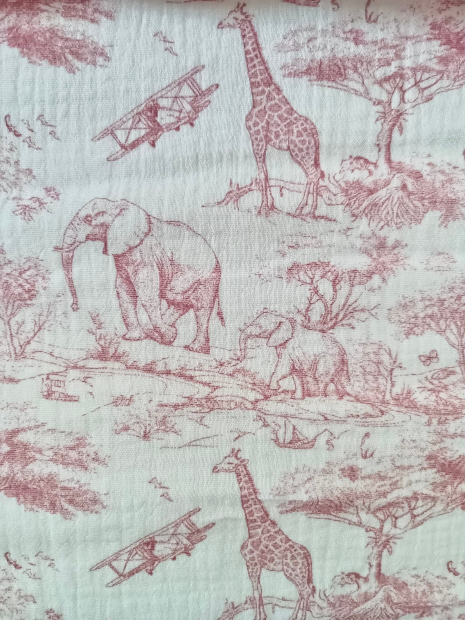 Nid d'ange en gaze de coton safari tons rose/fushia et polaire blanc -