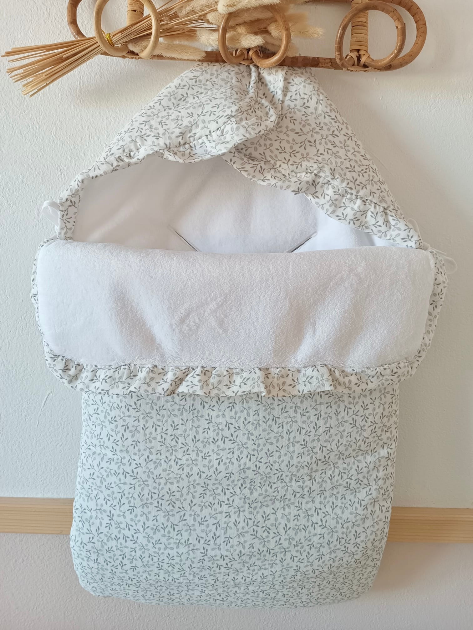 Nid d'ange en gaze de coton blanc  fleurie tons gris
