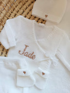 Tenue naissance blanc 0/3 mois - avec Lettre Fleuries à personnaliser + coeurs - personnalisable -