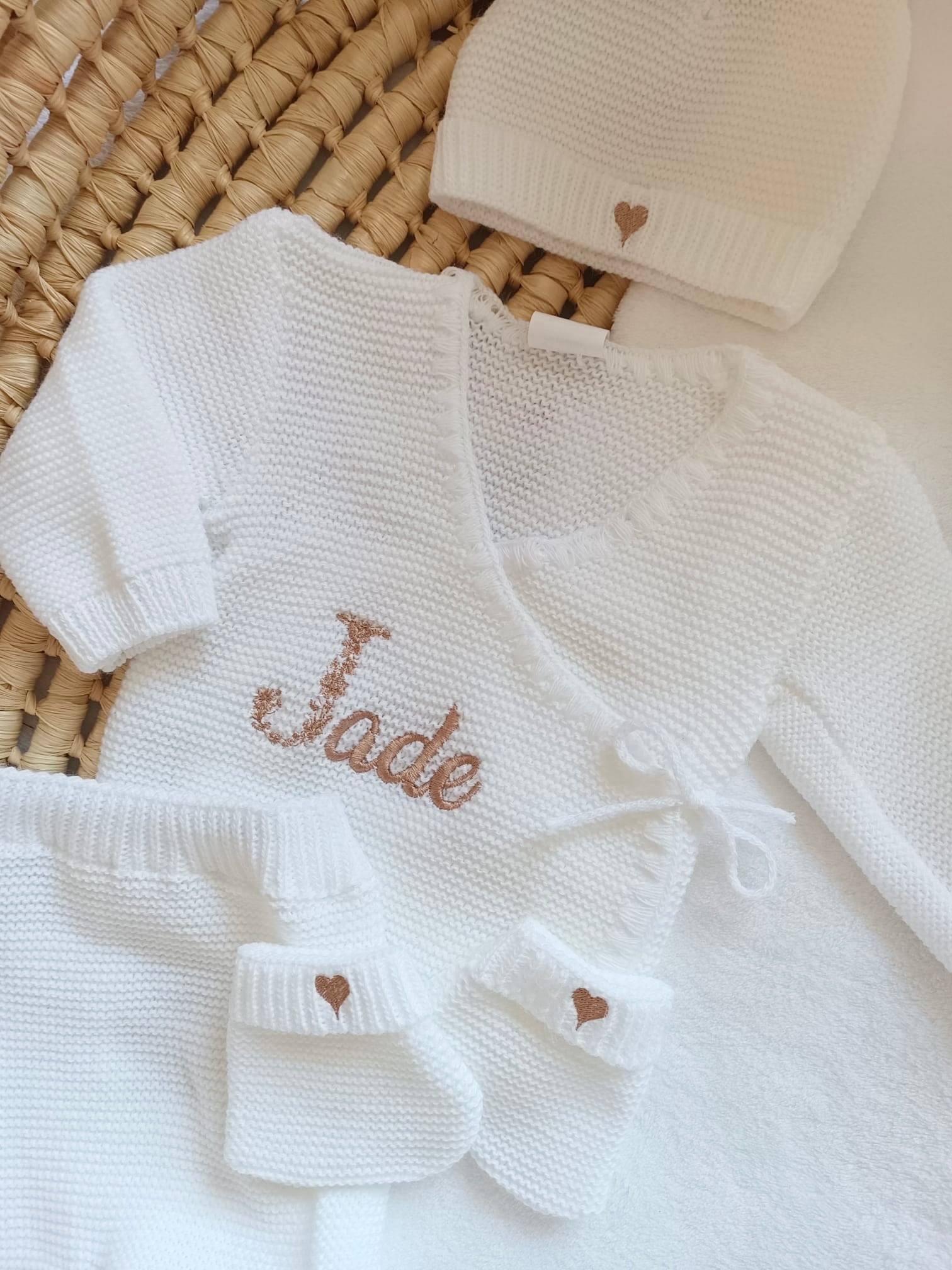 Tenue naissance blanc 0/3 mois - avec Lettre Fleuries à personnaliser + coeurs - personnalisable -