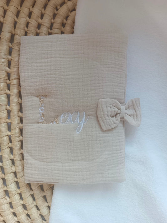 Protège carnet de santé en gaze de coton beige avec noeud - personnalisable -