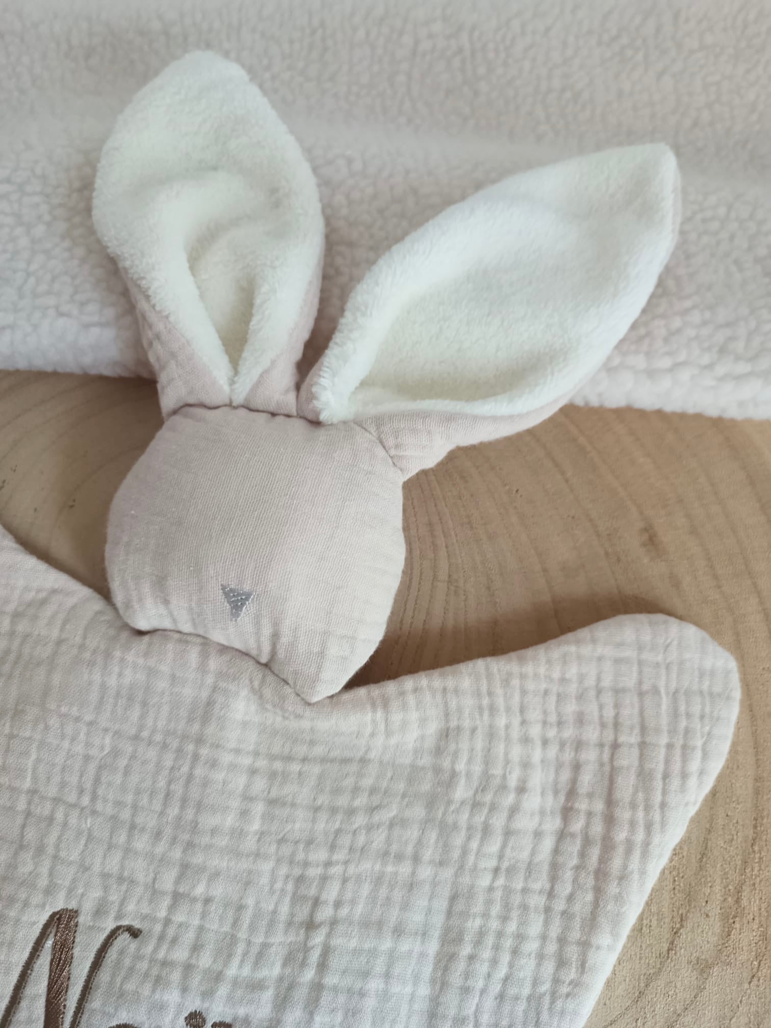 Doudou lapin avec oreilles polaire crème en gaze de coton beige