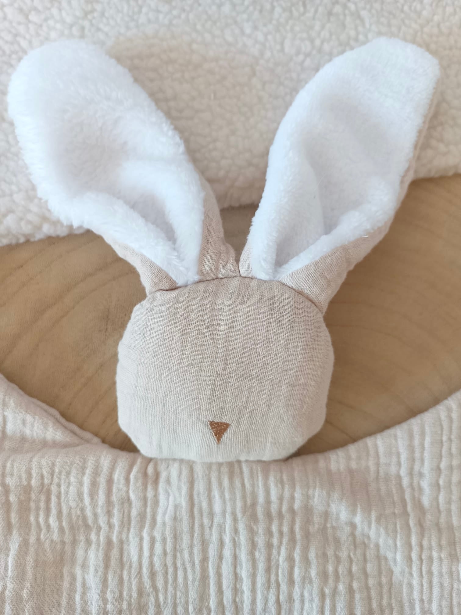 Doudou lapin avec oreilles polaire en gaze de coton beige