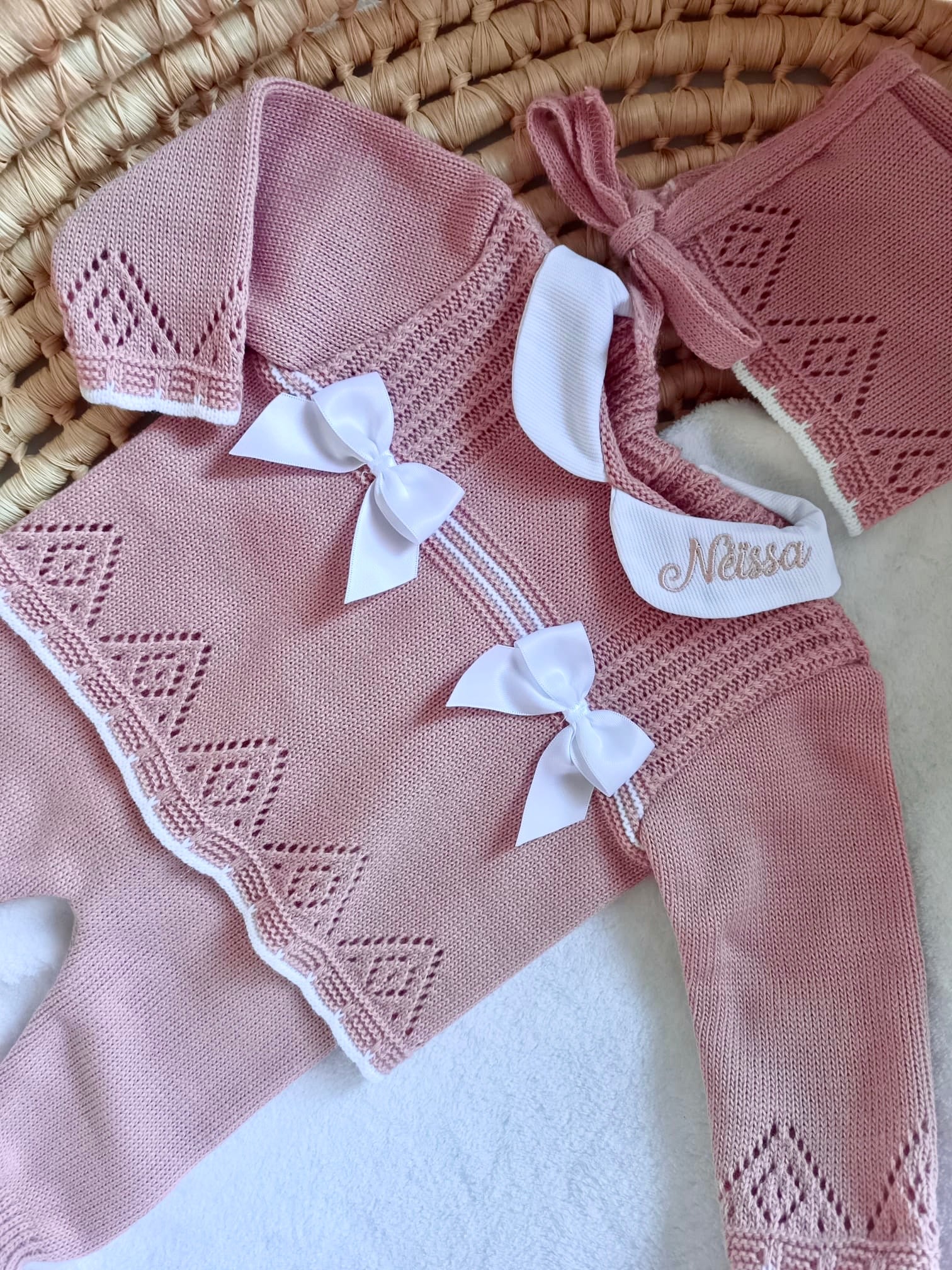 Ensemble complet naissance vieux rose 0/3 mois avec 2 noeuds satiné blanc