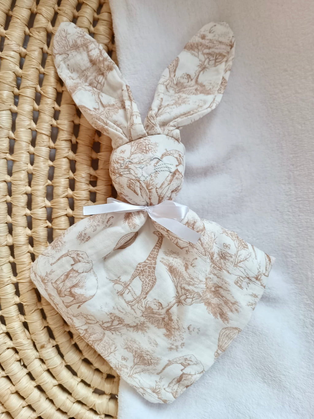 Doudou lapin en gaze de coton safari tons beige - personnalisable -