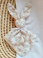 Doudou lapin en gaze de coton safari tons beige - personnalisable -