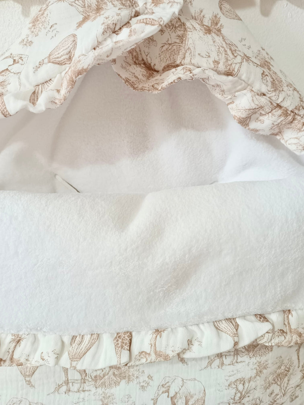 Nid d'ange en gaze de coton safari tons beige et polaire blanc