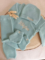 Ensemble naissance personnalisé 4 pièces en maille – lettre fleurie