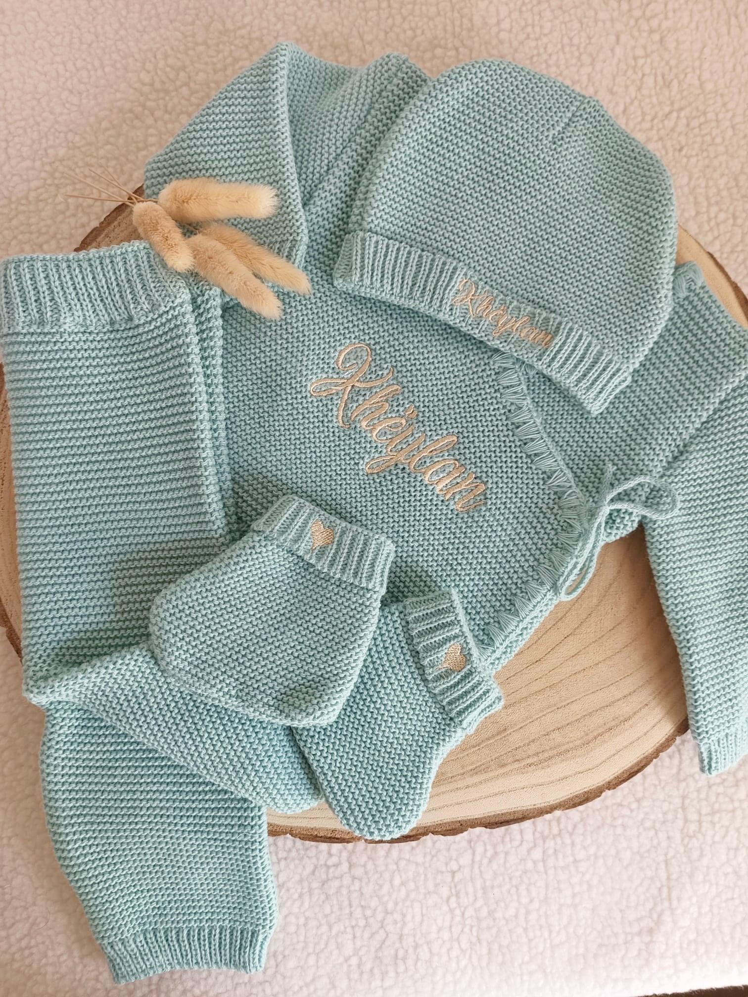 Ensemble naissance personnalisé 4 pièces en maille – lettre fleurie