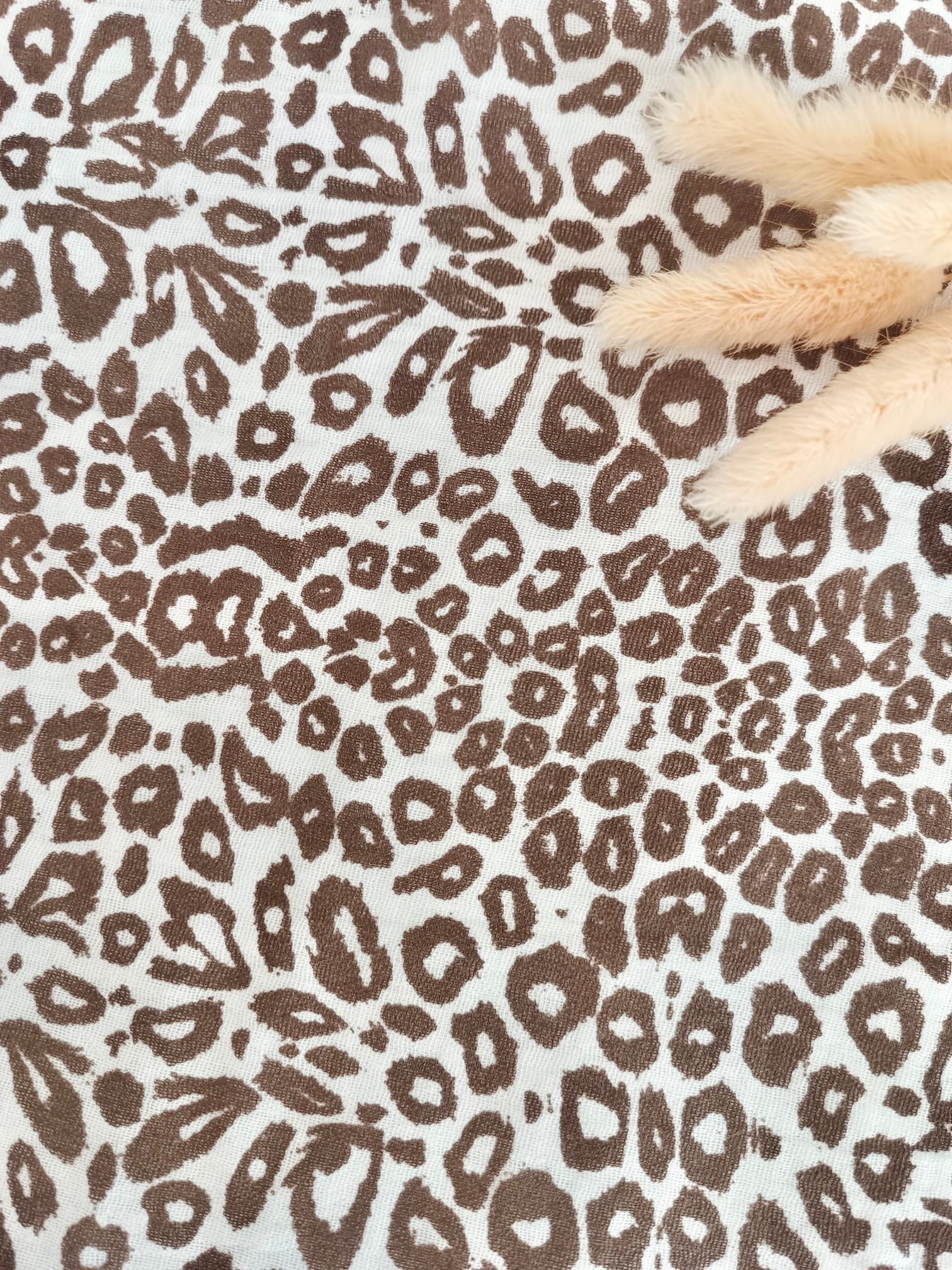Couverture en gaze de coton et polaire blanc léopard