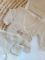 Tenue naissance beige 0/3 mois - avec Lettre Fleuries à personnaliser + coeurs - personnalisable -