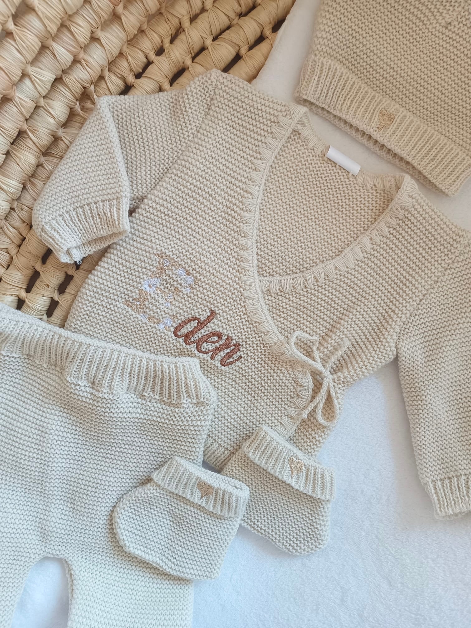 Tenue naissance beige 0/3 mois - avec Lettre Fleuries à personnaliser + coeurs - personnalisable -