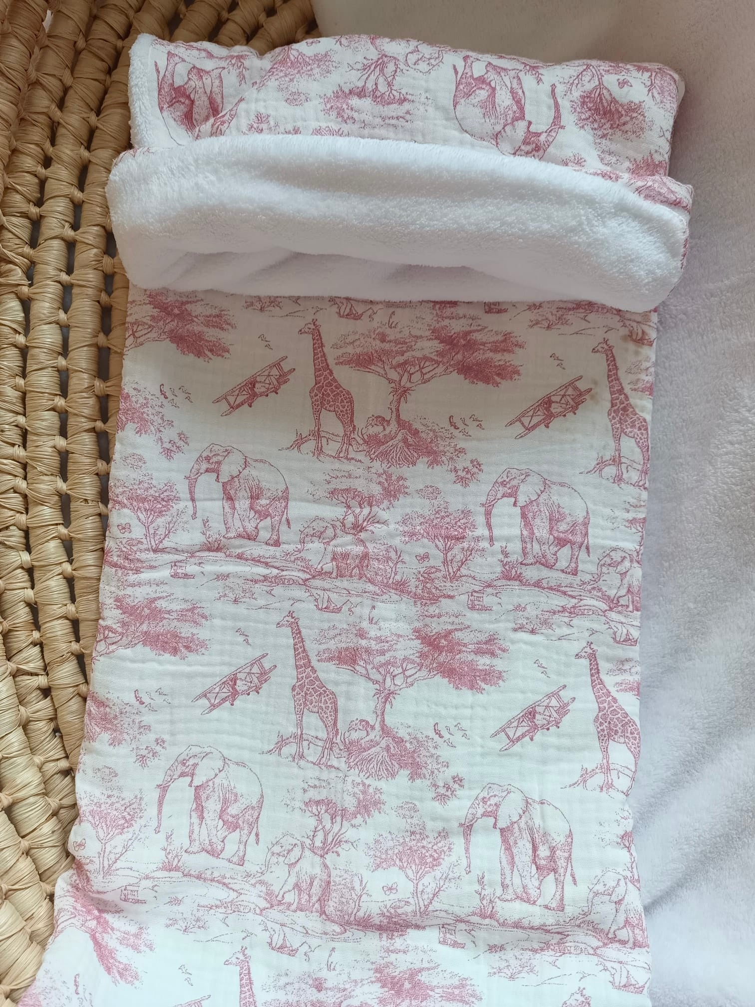 Couverture en gaze de coton safari tons rose/fushia et polaire blanc - personnalisable -