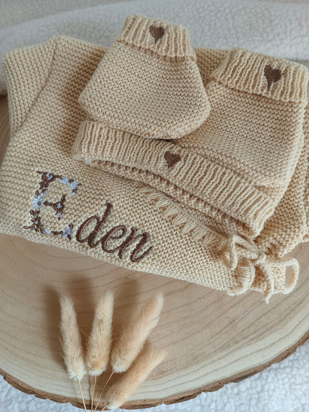 Tenue naissance beige foncé 0/3 mois - avec Lettre Fleuries à personnaliser + coeurs - personnalisable -