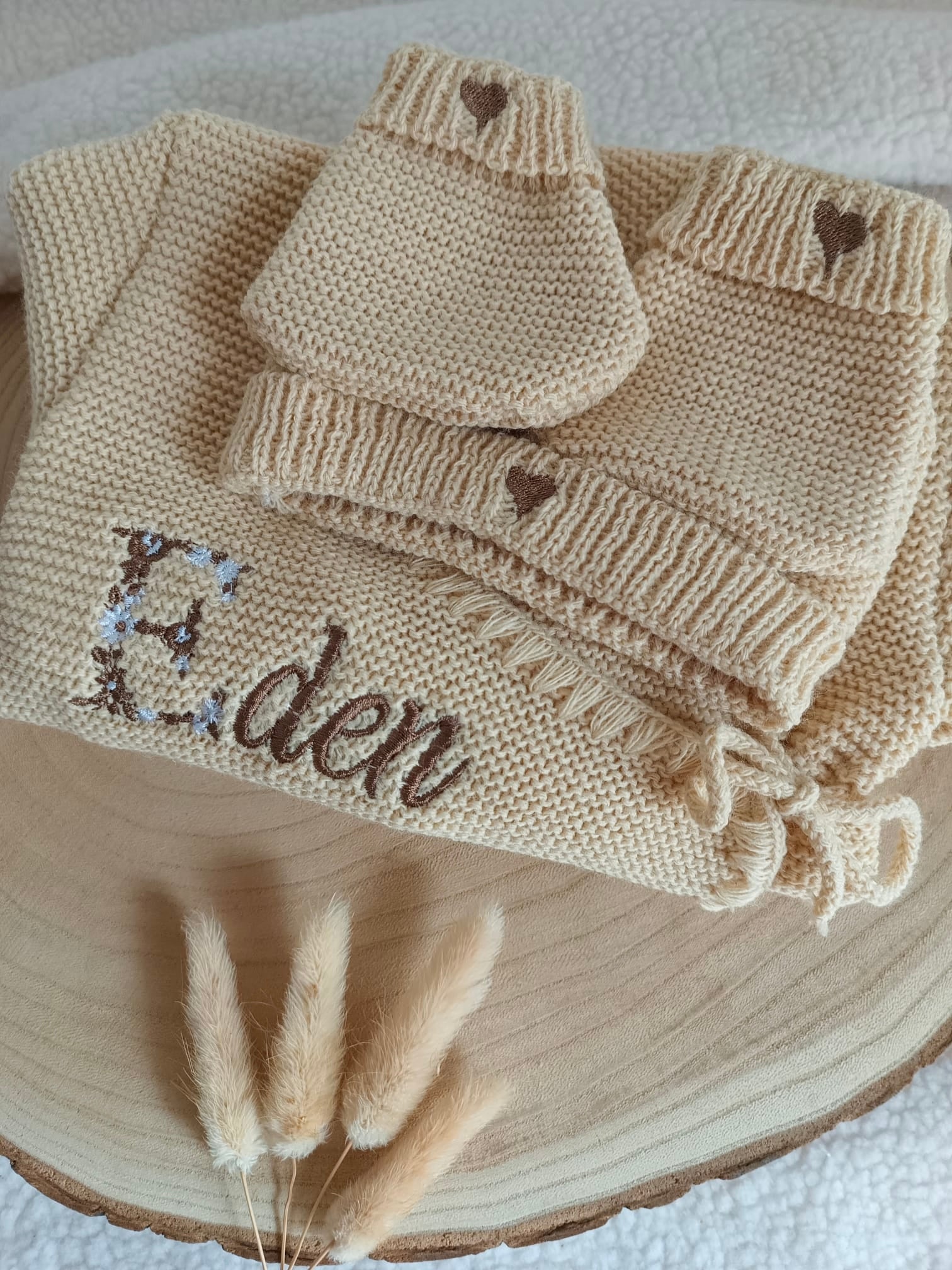 Tenue naissance beige foncé 0/3 mois - avec Lettre Fleuries à personnaliser + coeurs - personnalisable -