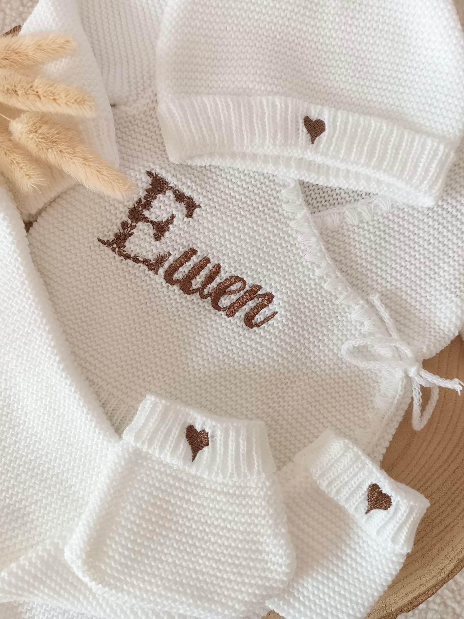 Tenue naissance blanc 0/3 mois - avec Lettre Fleuries à personnaliser + coeurs - personnalisable -