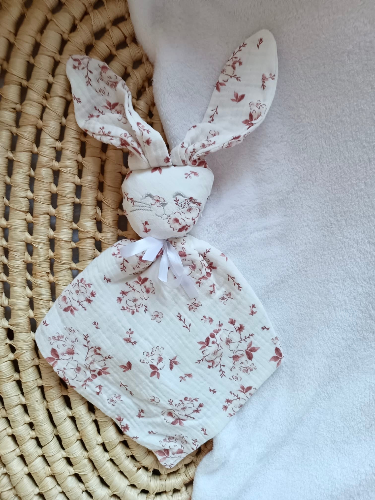 Doudou en gaze de coton et polaire fleurs de coton tons bordeaux/framboise