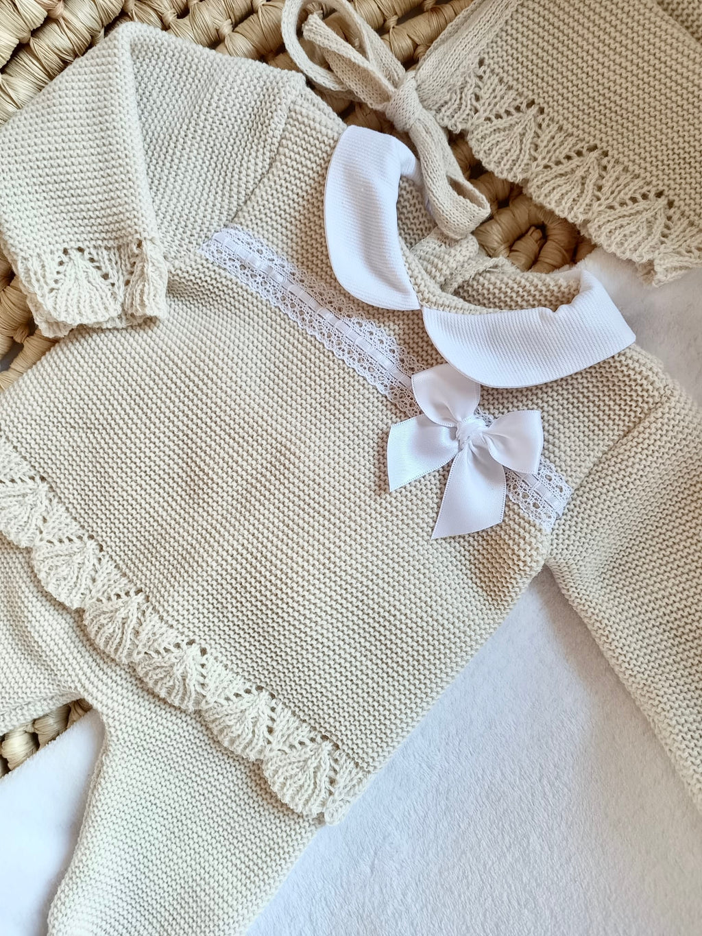 Ensemble complet beige avec détails dentelle + petit noeud satine blanc 0/3 mois