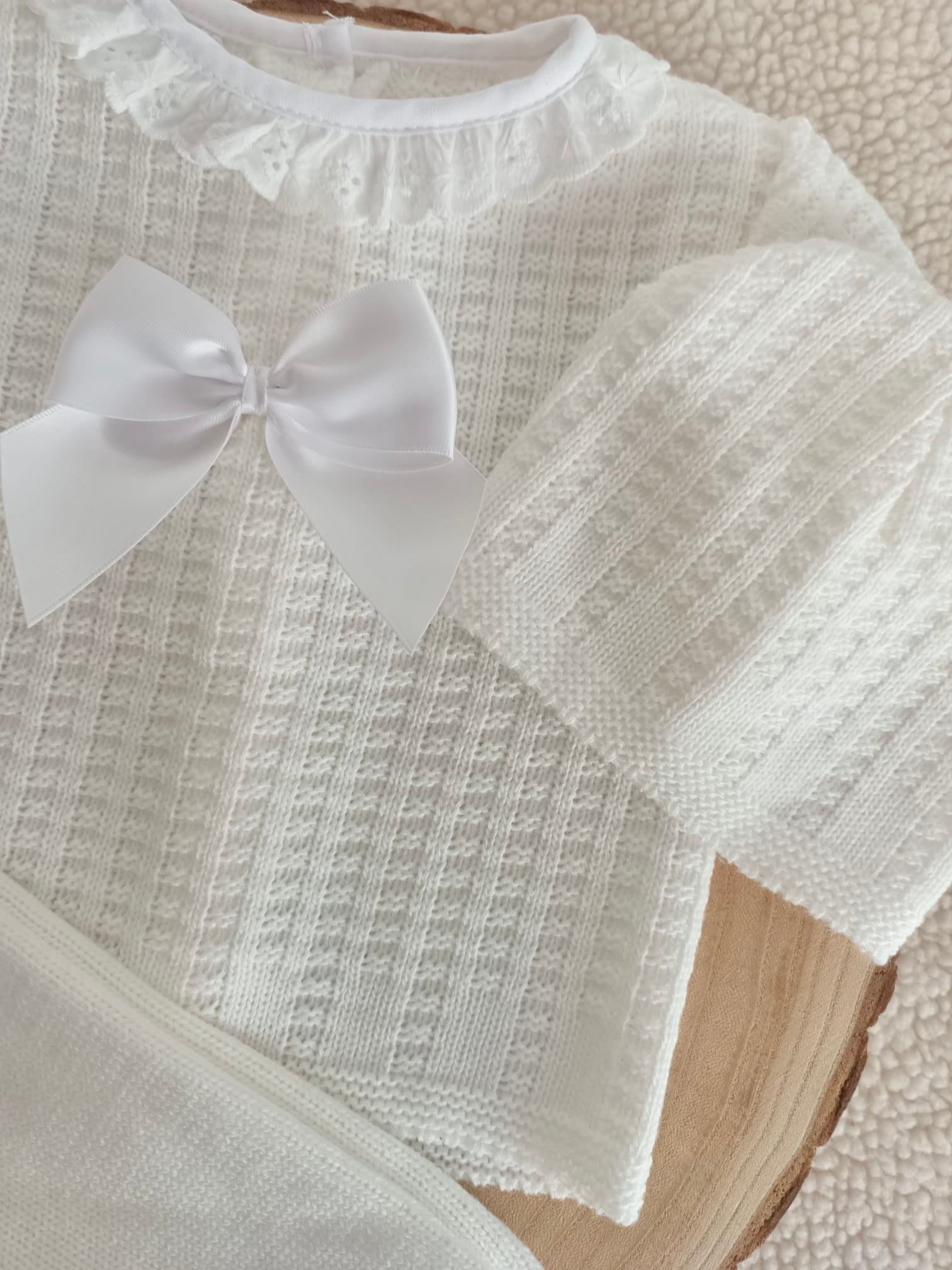 Ensemble naissance 0/3 mois en maille blanc avec noeud satiné - personnalisable -