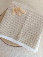 Couverture en nid d’abeille et polaire beige - personnalisable -
