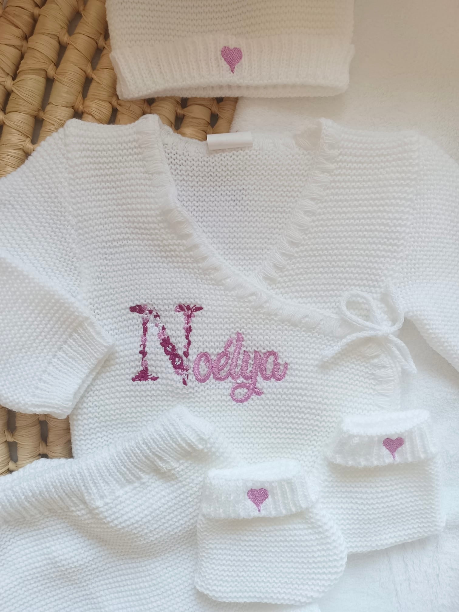 Tenue naissance blanc 0/3 mois - avec Lettre Fleuries à personnaliser + coeurs - personnalisable -