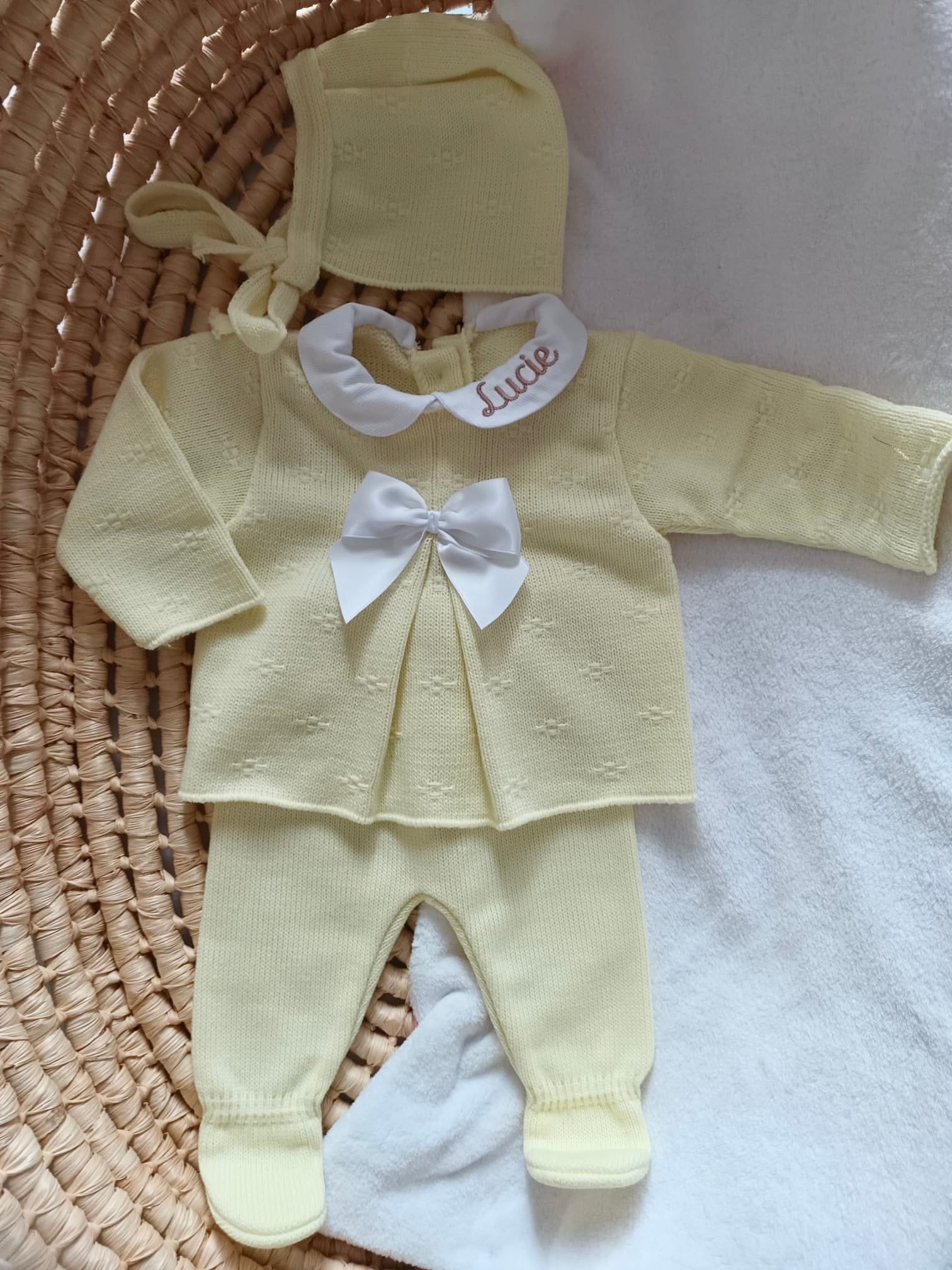 Ensemble complet jaune avec noeud satiné blanc 0/3 mois