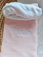 Couverture maille rose et polaire blanc - personnalisable -