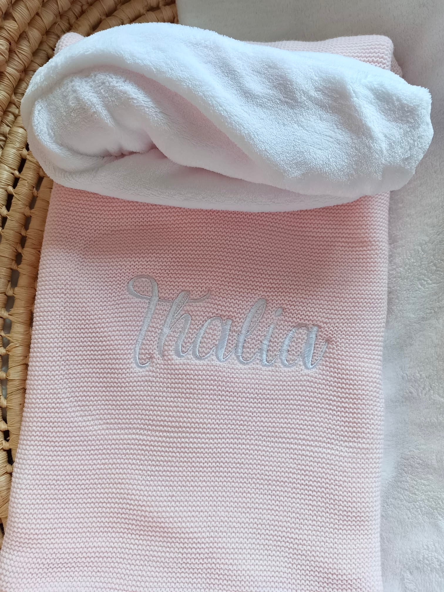 Couverture maille rose et polaire blanc - personnalisable -